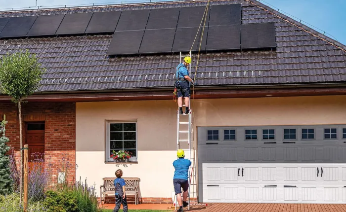 Montáž fotovoltaických panelů na střechu rodinného domu.