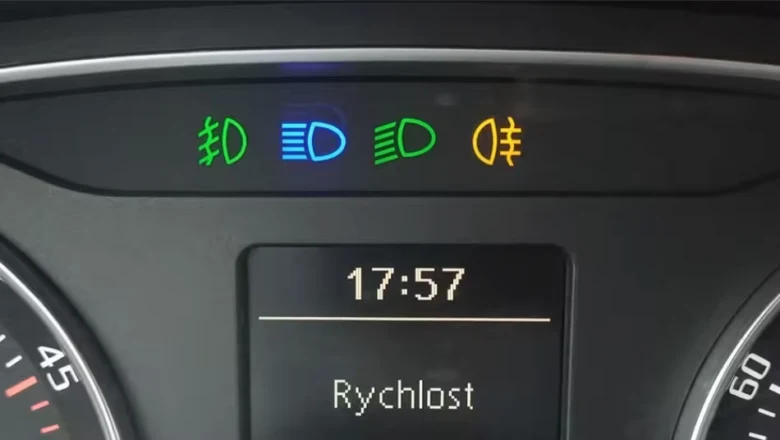 Zapnutá světla na autě s displejem rychlosti.