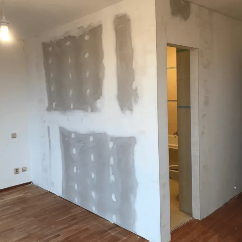 Stavba příčky ze sádrokartonu: omítané spáry a šrouby.