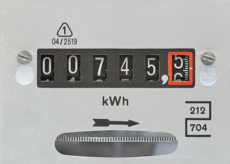 Blízký záběr na elektroměr s čísly 00745,6 v okénkách.