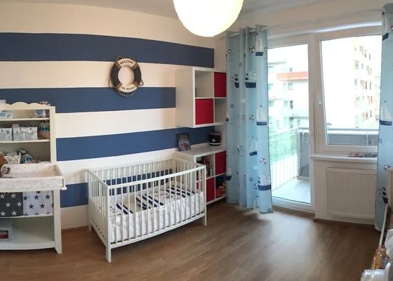Modro-bílé pruhované zdi v dětském pokoji ukázka malování.