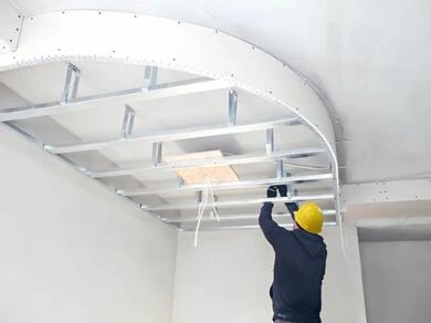 Montáž rámu pro zakřivený sádrokartonový strop v interiéru.