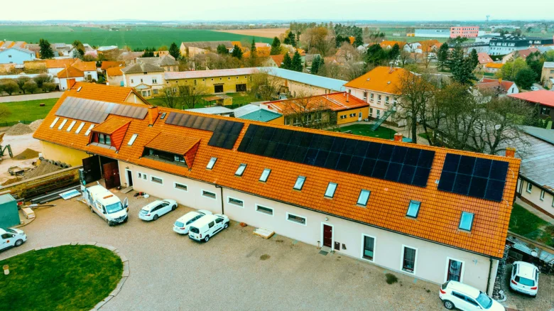 Dům s nainstalovanými solárními panely na střeše v českém venkovském prostředí.