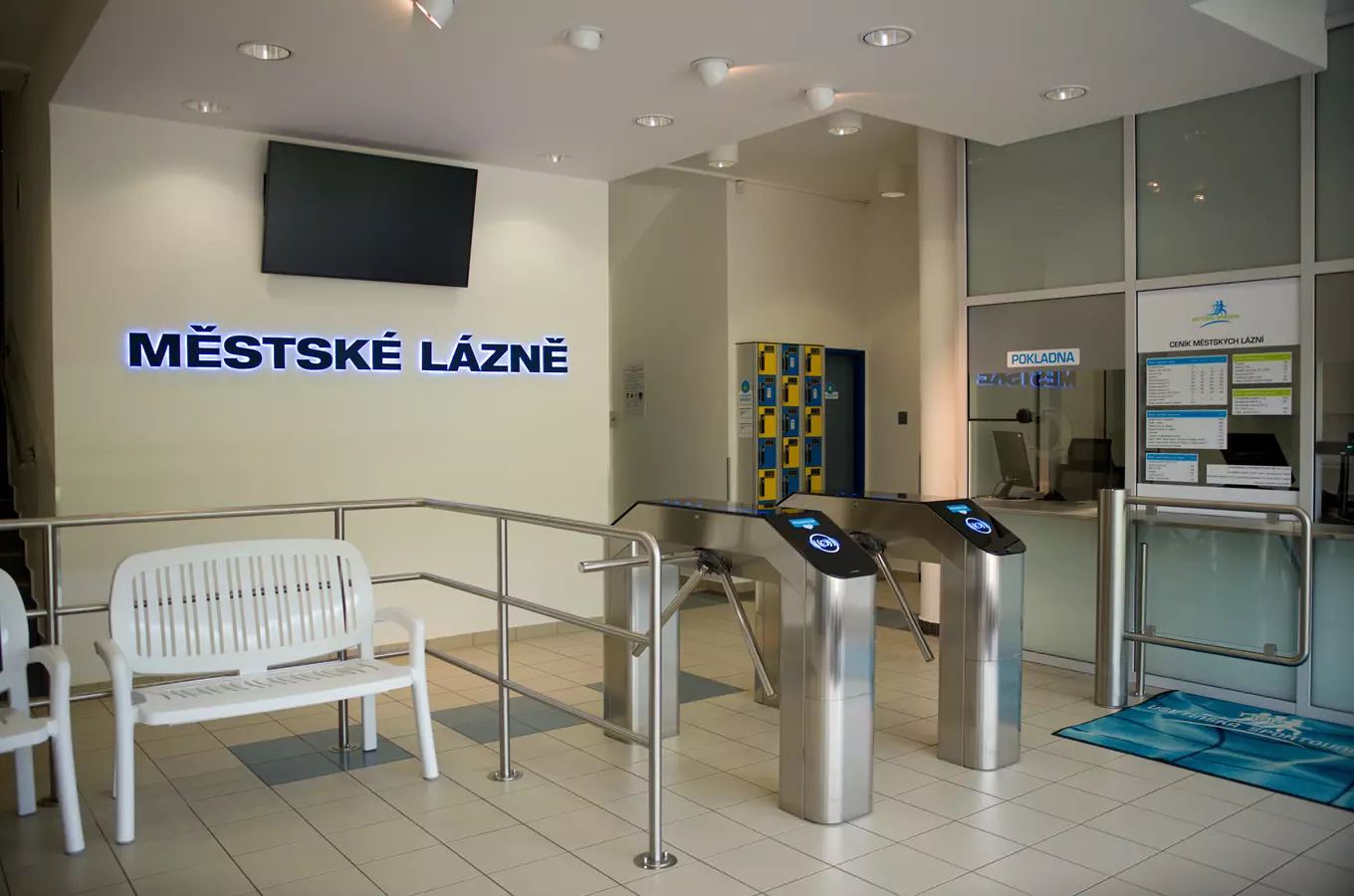 Vstup do městských lázní ve Vsetíně s automatickými brankami.