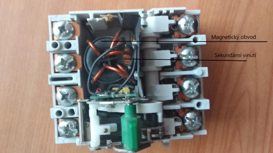 Vnitřní konstrukce elektromagnetického spínače s vinutím.