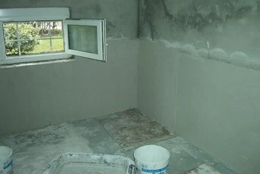 Koupelna s nově nanášenou hydroizolační stěrkou na zdi a podlaze.