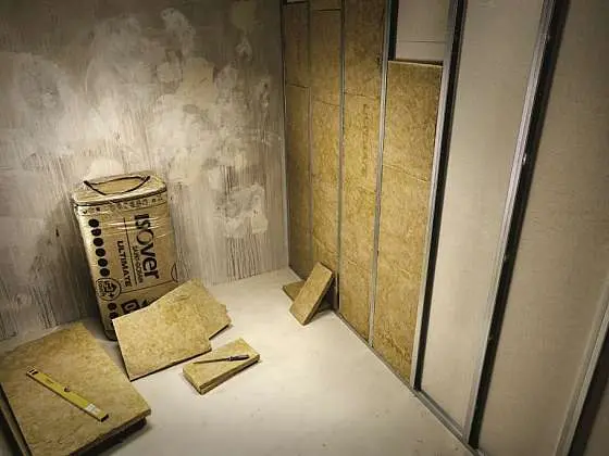 Instalace sádrokartonu na kovový rám v interiéru.