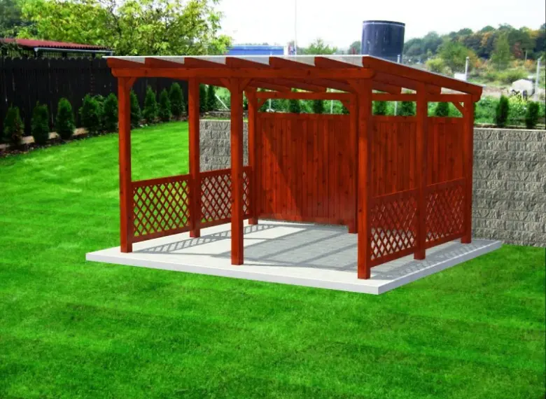 Hotová dřevěná pergola na trávníku vedle kamenné zdi.