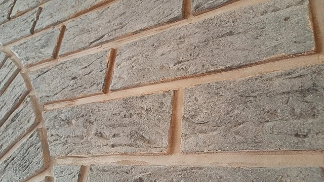 Detailní pohled na šedou klinkerovou obkladovou dlažbu s obloukem.