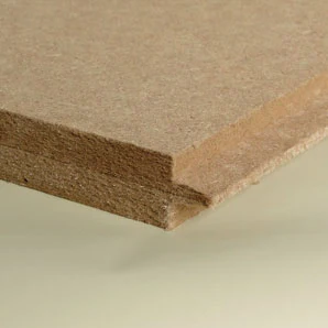 Detail hranice dřevovláknité desky ukazuje její vrstvenou strukturu.