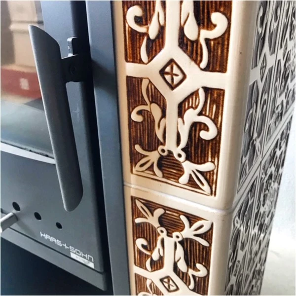Detailní pohled na dekorativní keramické dlaždice u topného tělesa.