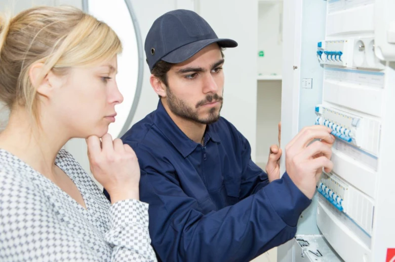 Elektrikář kontroloval jističe v rozvaděči s domácností.