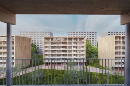 Moderní panelák s dřevěným obvodem na pozadí zelené krajiny.