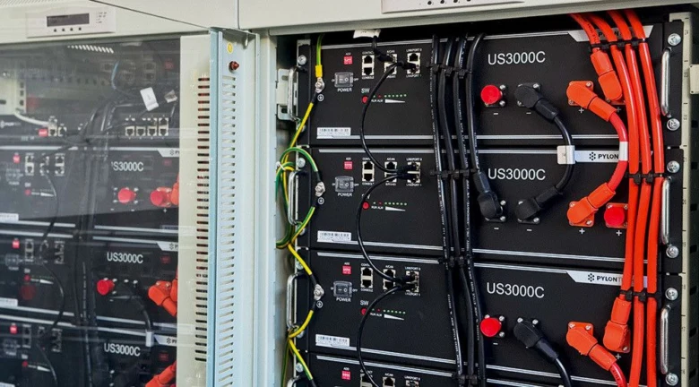 Moduly baterie pro virtuální úložiště energie v solární elektrárně.