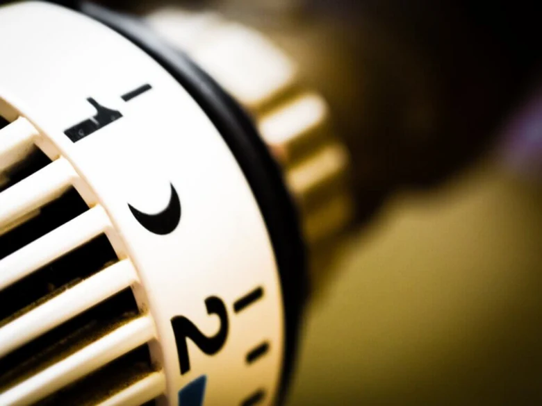 Blízký záběr na hlavu termostatického ventilátoru pro regulaci teploty topení.