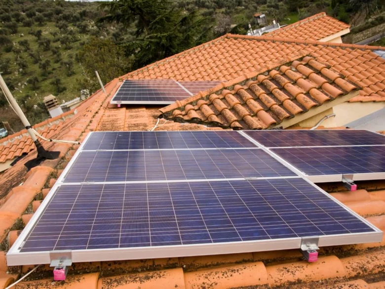 Fotografie fotovoltaických panelů na střechu domu.