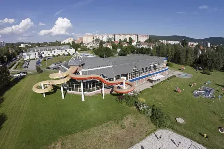 Vodní hřiště s tobogány v areálu bazénu v Turnově.
