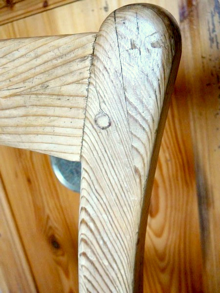 Detail dřevěného spojení čepem v dlabu s viditelnou kresbou.