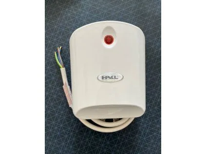 Bílý elektrický komponent s odhalenými dráty a cívou kabelu.