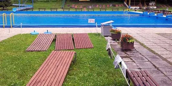 Venkovní bazén s lehátky a trávníkem v Turnově