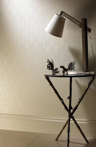 Modernní tmavý stůl s bílou lampa v interiéru.