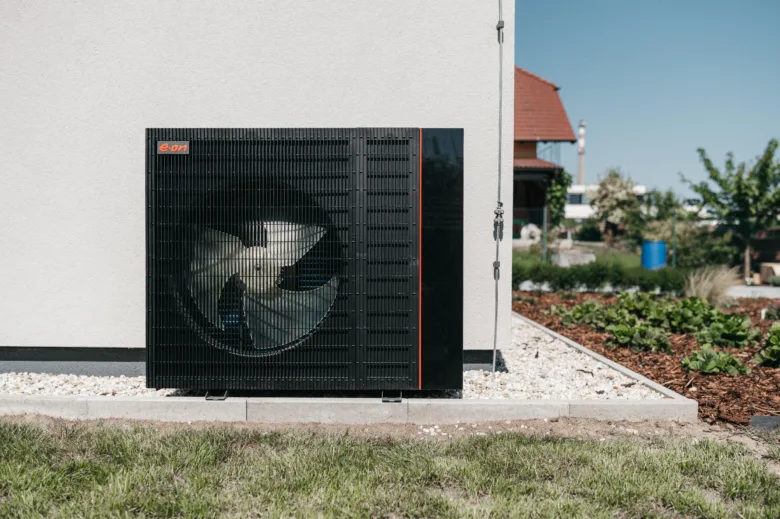 Elektrokotel instalovaný u domu pro vytápění domácnosti.