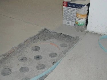 Konkrétní příklad betonu s otvory pro instalaci potrubí.