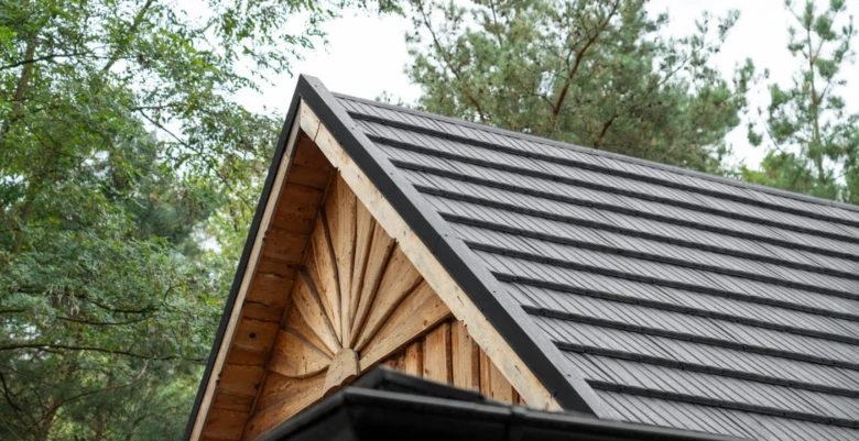 Detail střechy s oplechováním na hřebeně u dřevostavby.