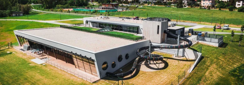 Moderní vodní park s tobogány ve Vrchlabí
