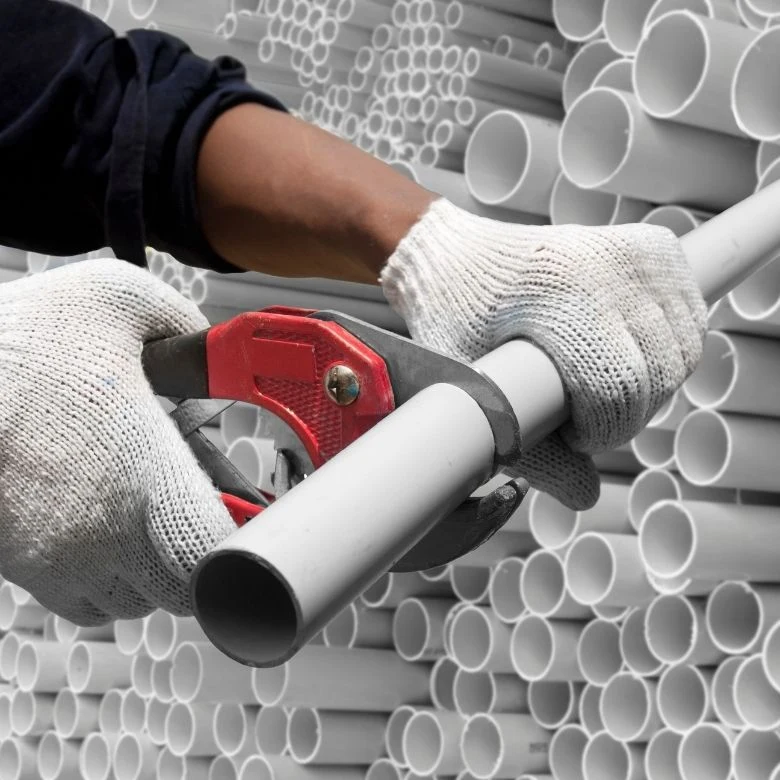 Ruční nůžky na řezání potrubí z polyvinylchloridu pro elektroinstalaci.