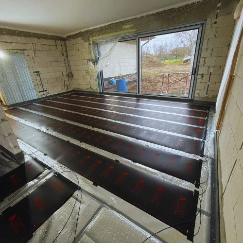 Instalace podlahového topení s elektrickými matemi v novostavbě.