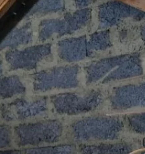 Modrá zdivo ze škvárobetonu s viditelnou texturou.