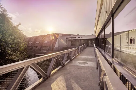 Chodník vedoucí k bazénu v Sušici s wellness službami.
