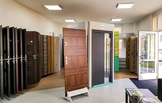 Výběr interiérových dveří se zárubní v obchodě s nábytkem a doplňky.
