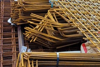 Žlutá výztužná ocelová armatura a sítě pro beton.