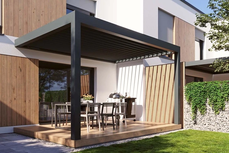 Moderní bioklimatická pergola s jídelním setem na dřevěné terase.