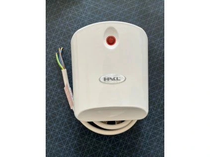 Bílý elektronický senzor pro podomívkový ohřívač vody s viditelnými vodiči.