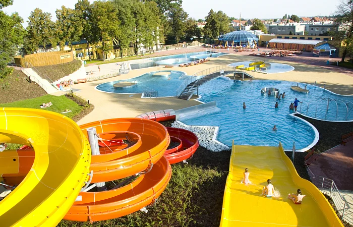 Venkovní aquapark s barevnými skluzavkami a bazény v Prostějově.