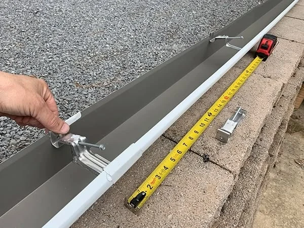 Ruční montáž okapu s držákem a páskou na měření