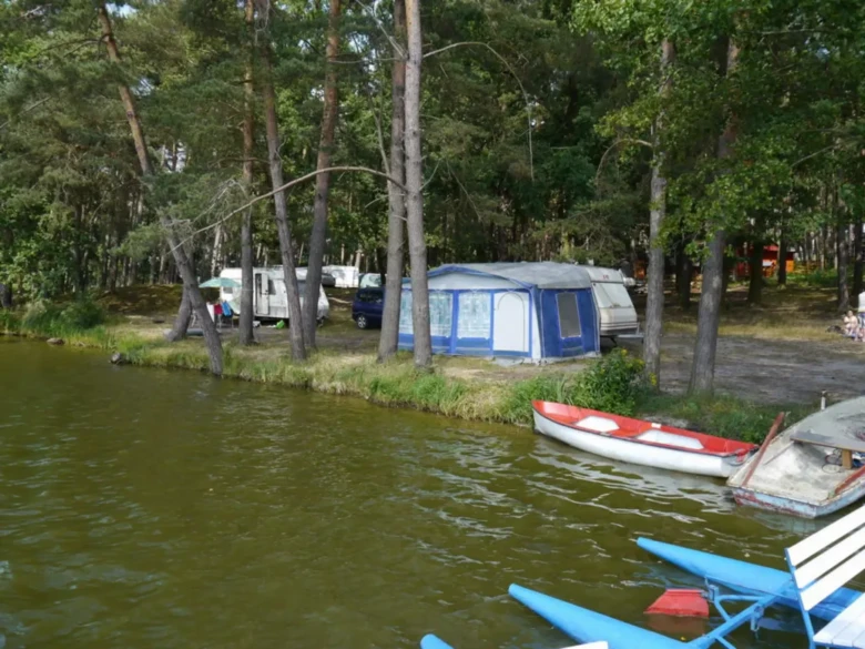 Kempování u vody s karavanem a plachetnicemi v Holanech