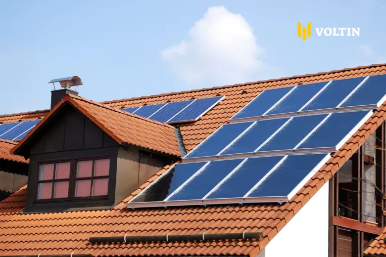 Fotovoltaické panely na střechu rodinného domu pro výrobu elektřiny ze slunce.