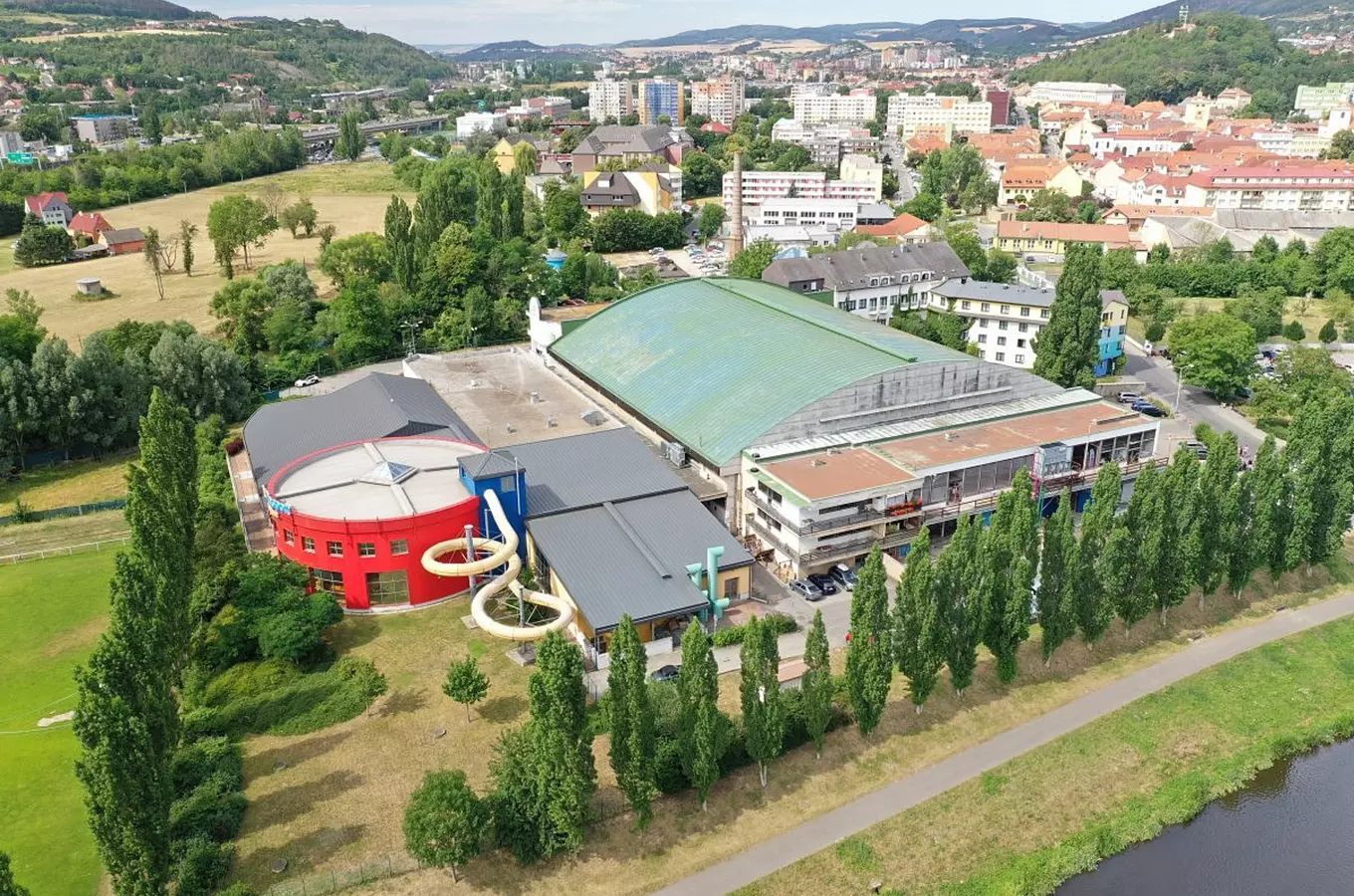 Vzdušný pohled na bazénový komplex s vodními skluzavkami v Berouně.