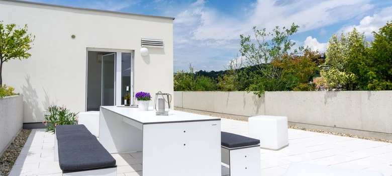 Moderní terasa s velkými skleněnými balkónovými dveřmi.