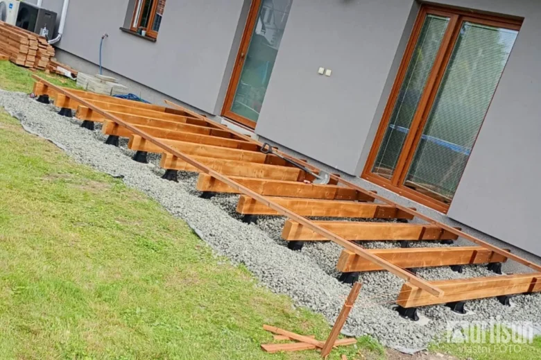 Stavba dřevěné terasy svépomocí - rámeček z prken na štěrku.