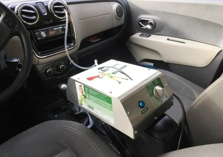 Mobilní ozonizér pro čištění vody umístěný v autě.