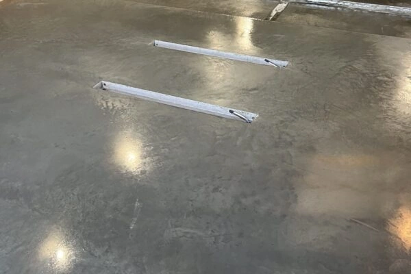 Leštěný beton s bílými vložkami na podlahu
