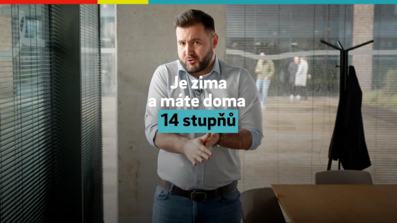 Muž mluví o teplotě v bytě při zimních podmínkách.