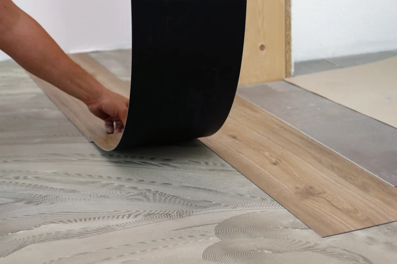 Pokládka vinylové podlahy - odlepení ochranného filmu z planky.