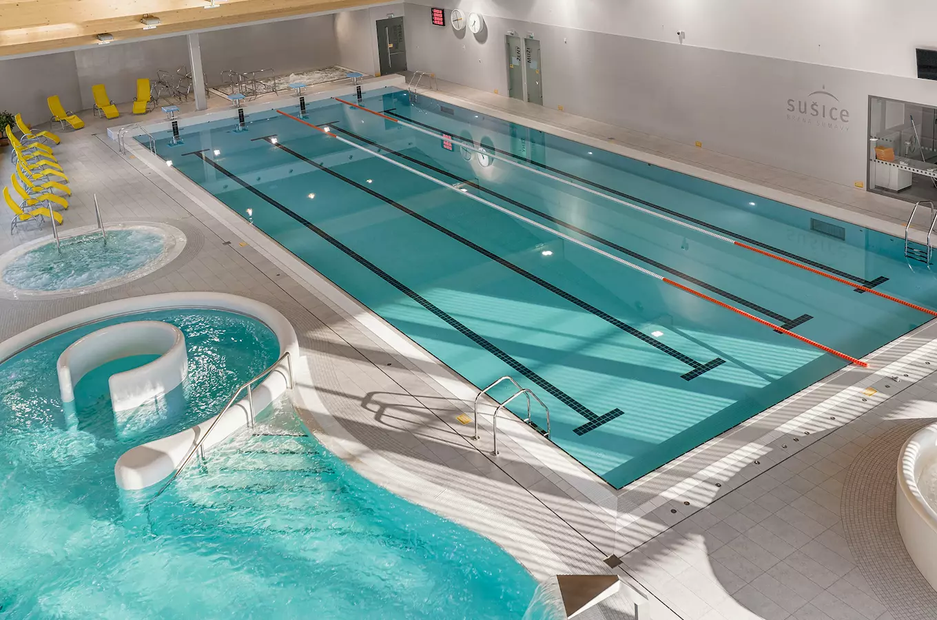 Vnitřní plavecký bazén v Sušici s wellness zónou a horkými vanami.
