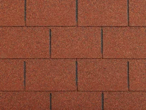 Detailní záběr na červenohnědou asfaltovou střešní krytinu s granulí.